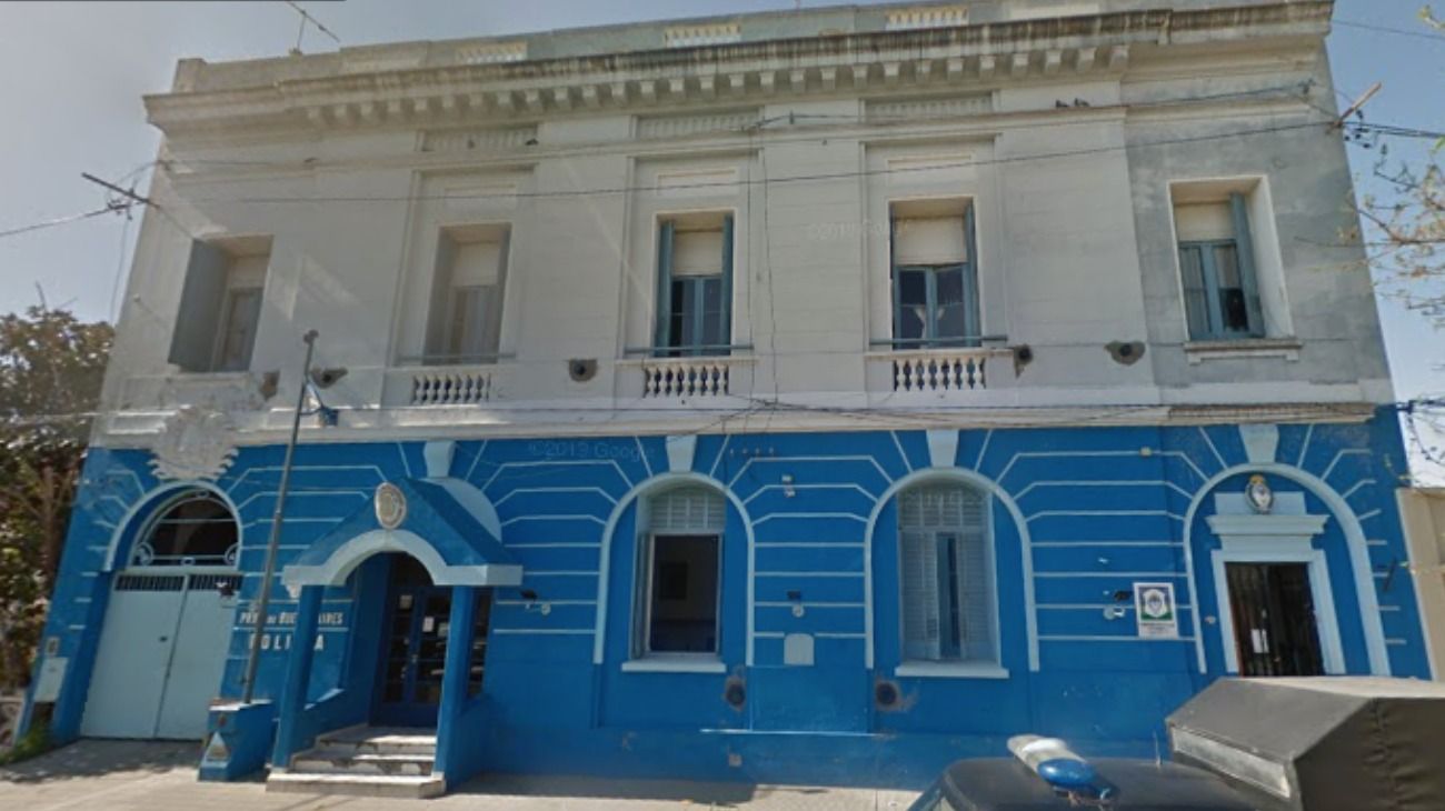 Adoptaron a dos hermanos de África y los abandonaron en una comisaría