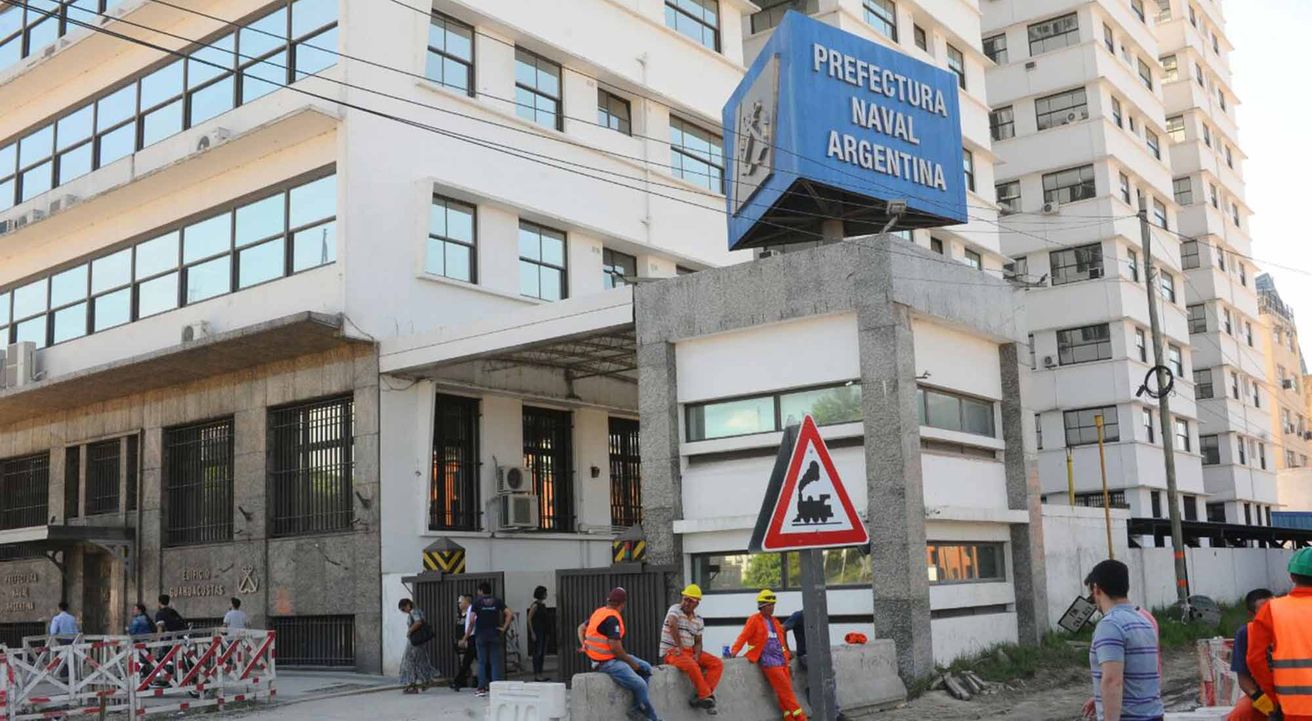 Hackearon la cuenta de Twitter de la Prefectura Naval y filtraron datos secretos de la Policía
