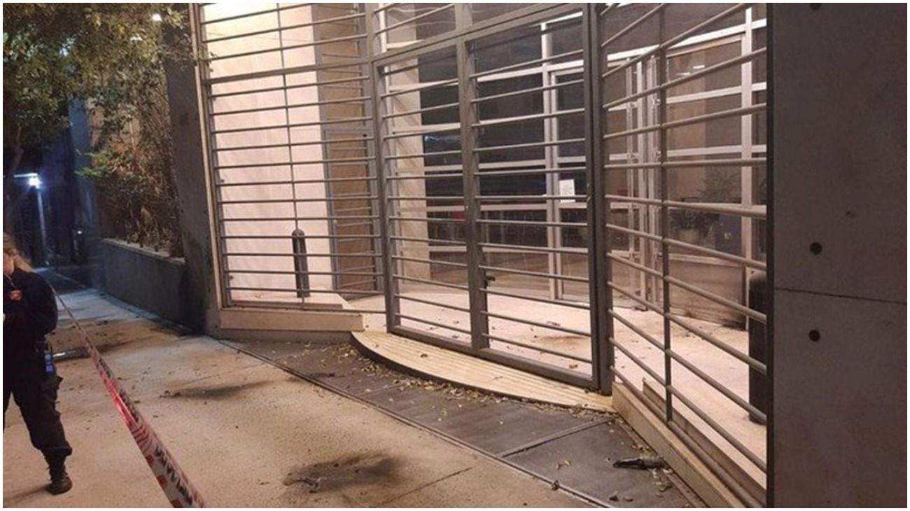 Adepa y ANP repudiaron el ataque al edificio del diario Clarín