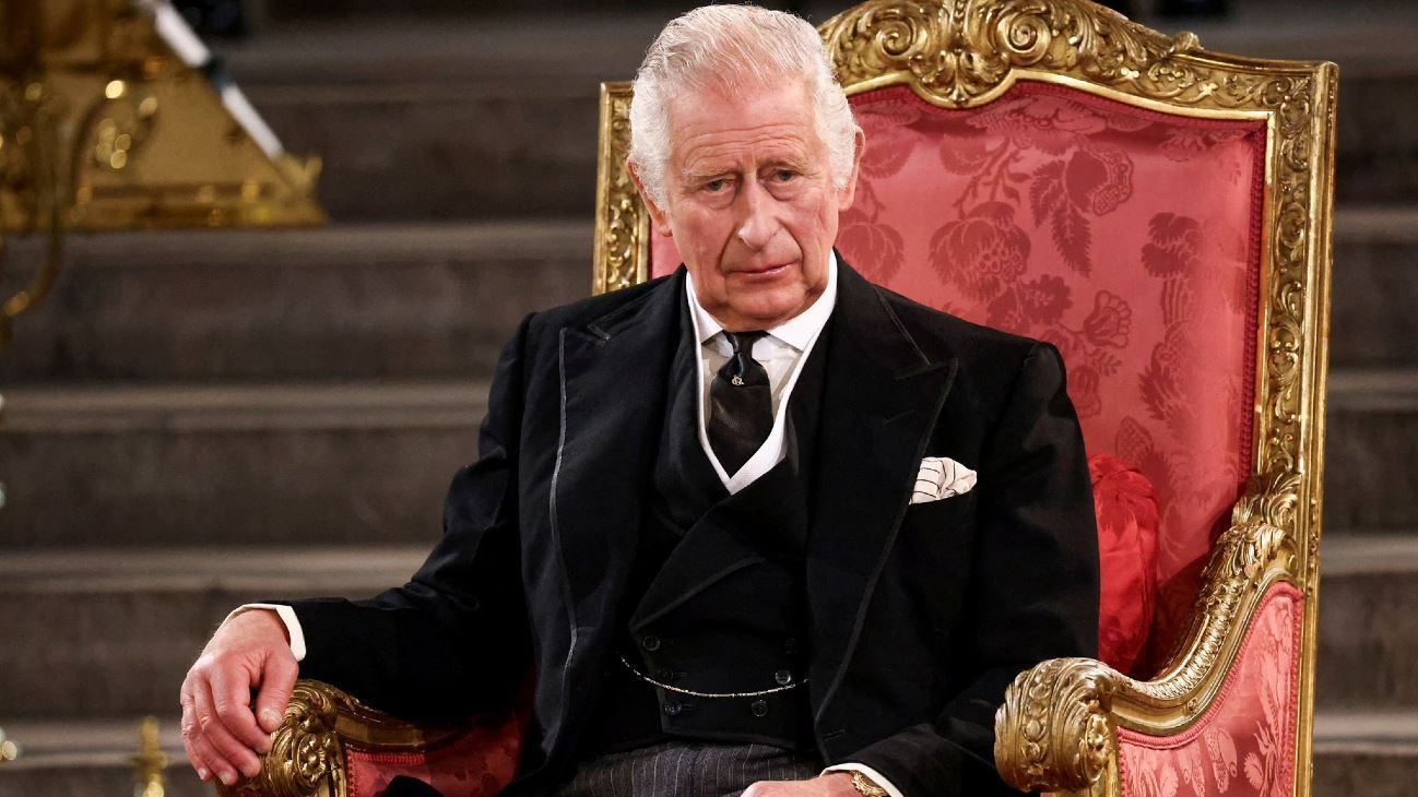 El Rey Carlos III dio a conocer su primer retrato oficial pintado desde su coronación