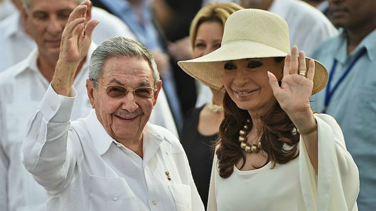 Mientras Bonadío la procesaba, Cristina Kirchner visitaba a Raúl Castro en La Habana