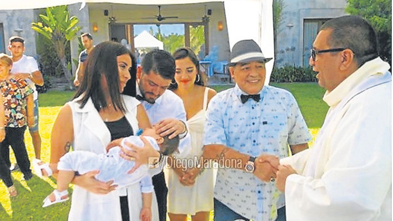 Maradona reapareció en el bautismo de su nieto Diego