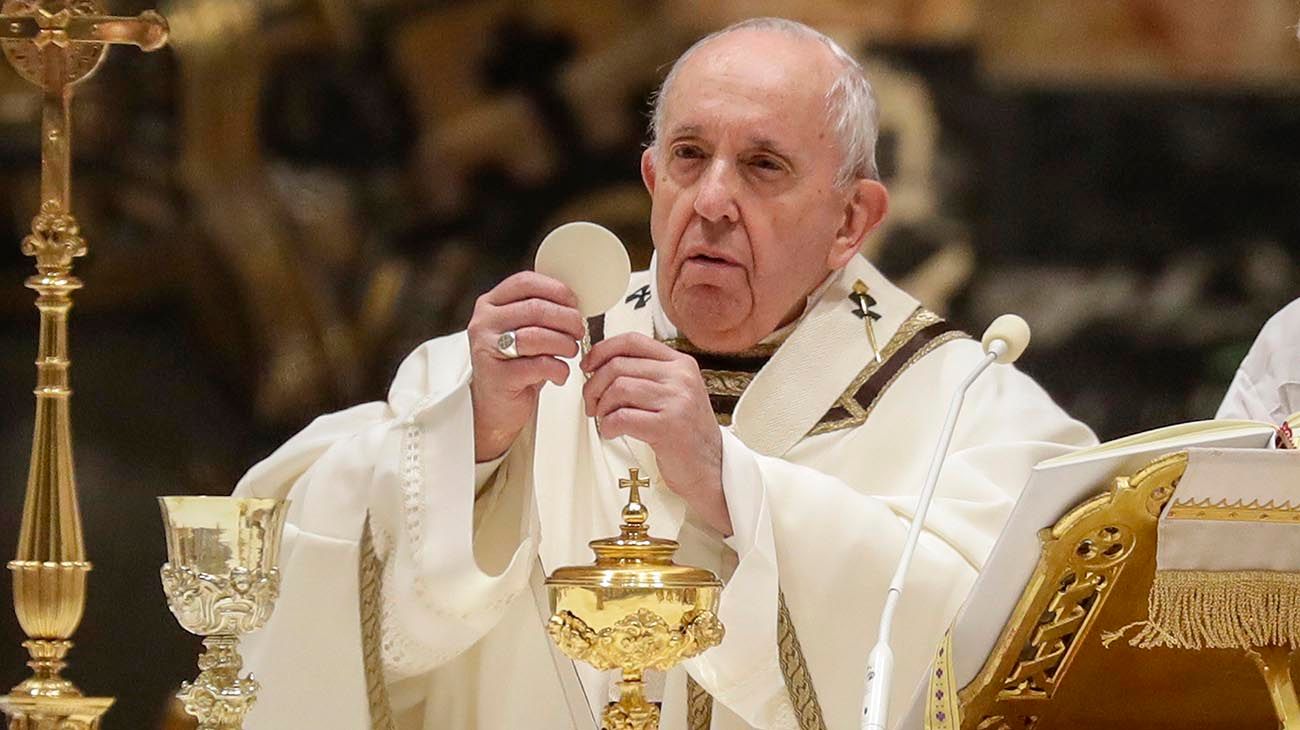 El Papa Francisco deberá someterse a una estricta dieta para aliviar su dolor de espalda