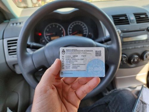 ¿Cómo autorizar a un tercero para conducir sin cédula azul?