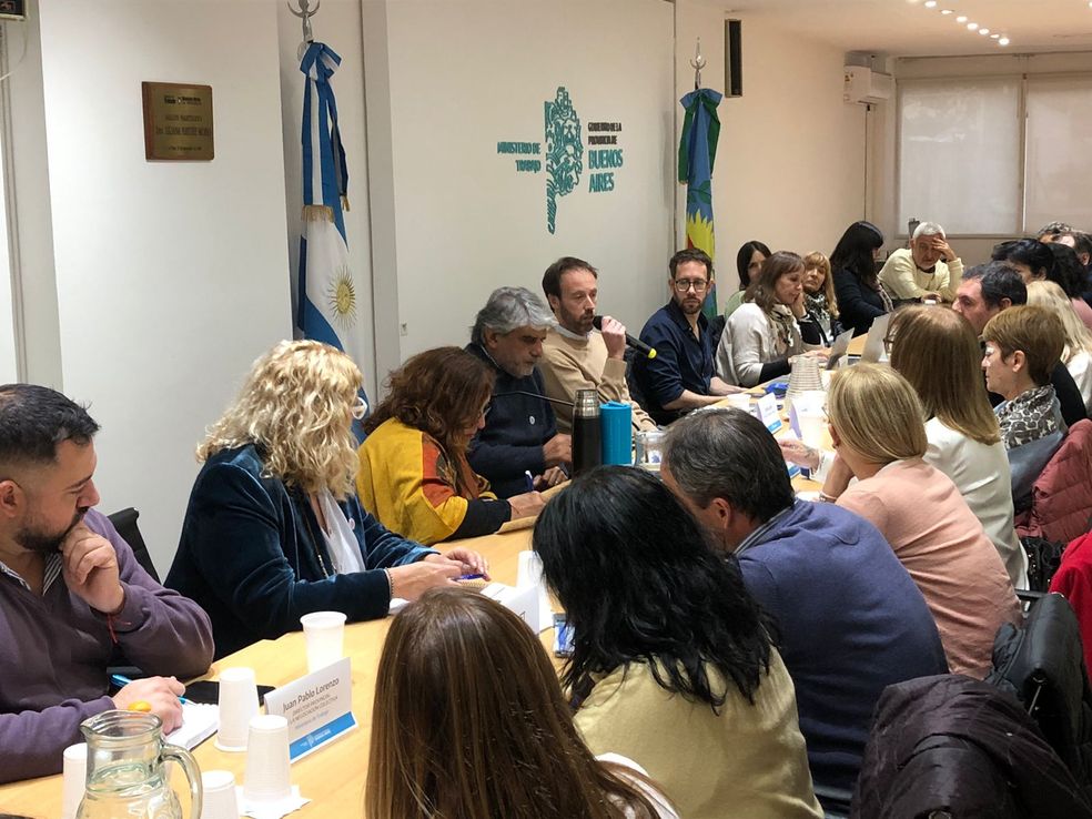 Axel Kicillof acordó con los gremios adelantar a mayo los aumentos previsto para julio