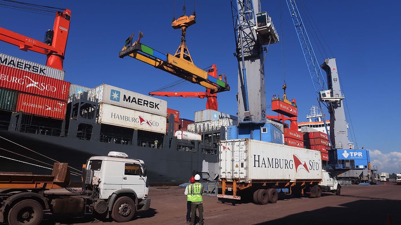 Aumentan controles al comercio exterior para evitar la fuga de capitales y evasión