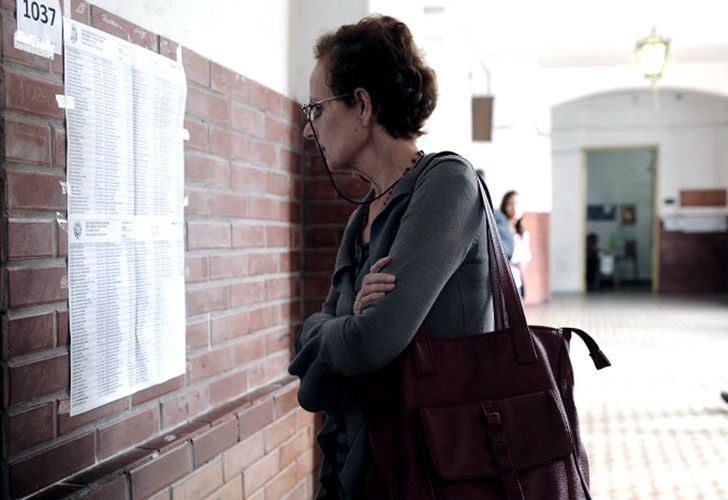 Gobernadora y antecesor, en una contienda polarizada