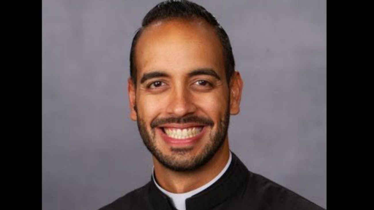 Un sacerdote boricua baila con porristas y el video se hace viral