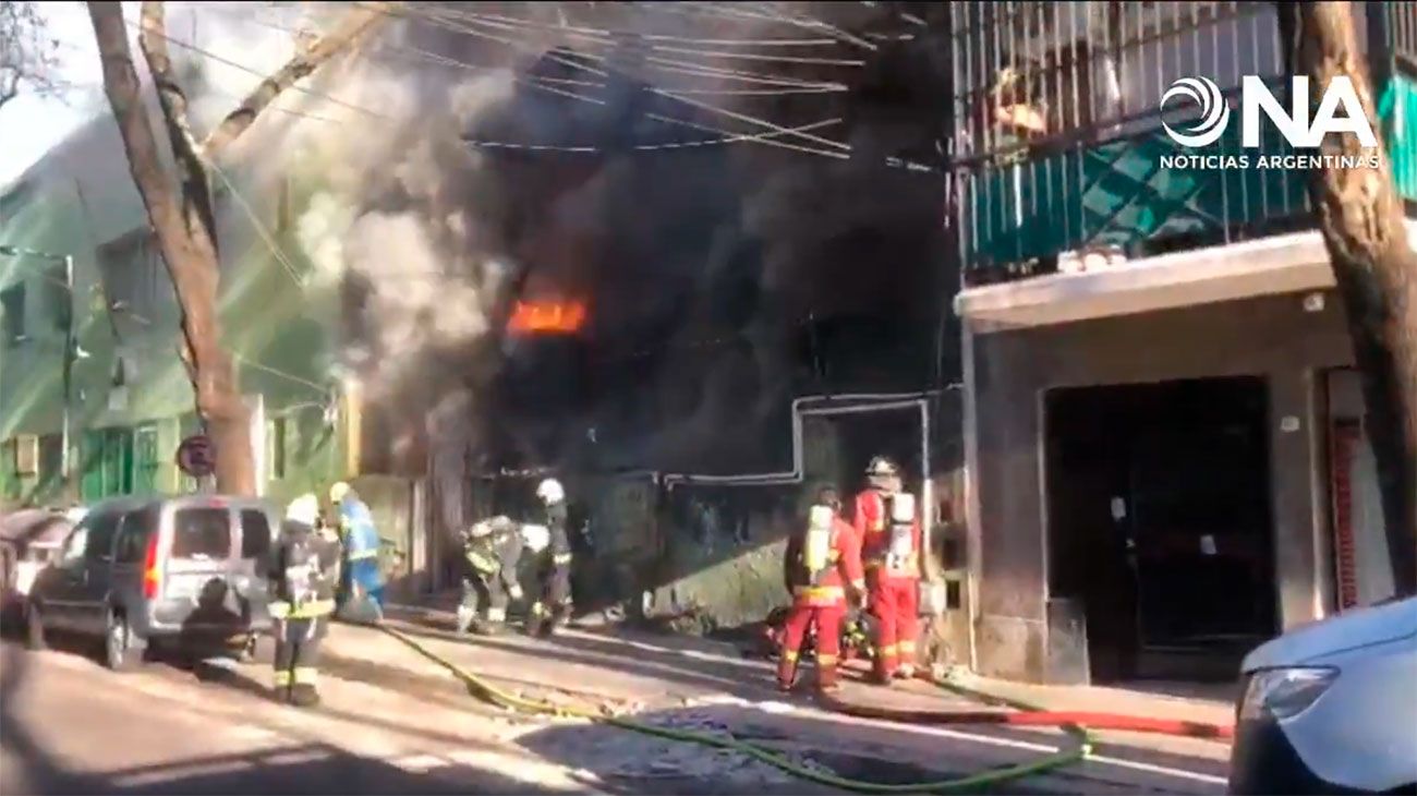 Incendio en un conventillo en La Boca: un muerto y al menos cinco heridos