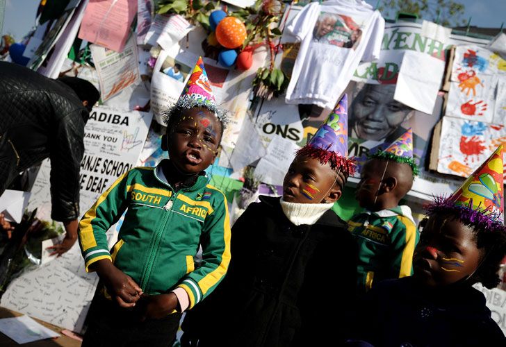 Mandela cumple 95 años internado en Pretoria pero con "mejorías"