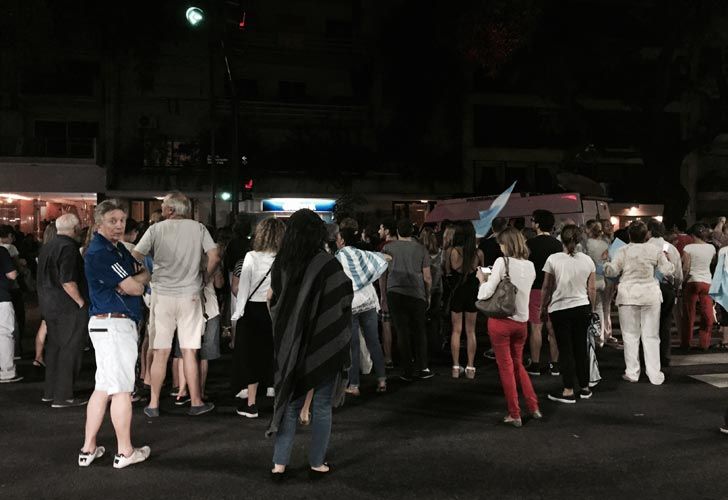 Vecinos en Barrio Parque saludaron a un Macri emocionado