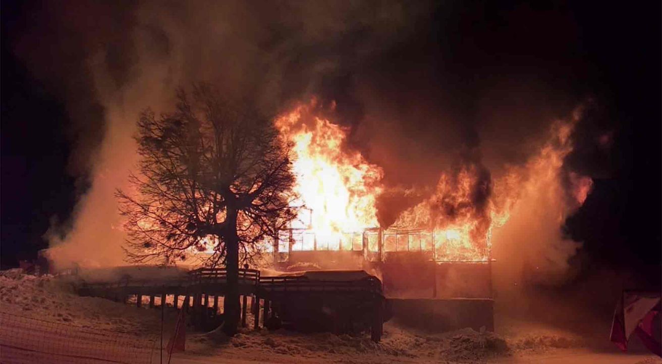 San Martín de los Andes: incendio destruyó la confitería del cerro Chapelco