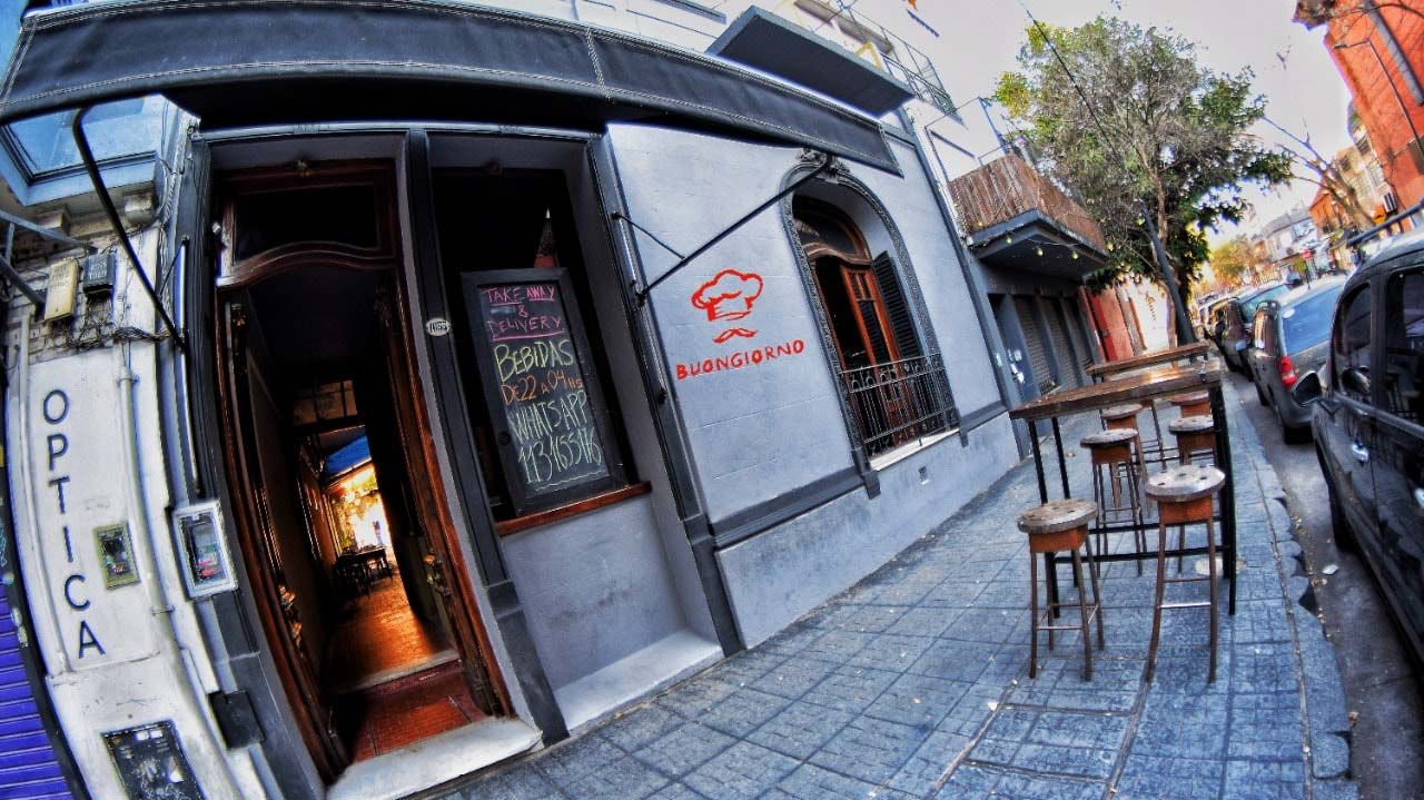 Fiesta clandestina en Palermo: llegó la policía y la gente escapó por el techo