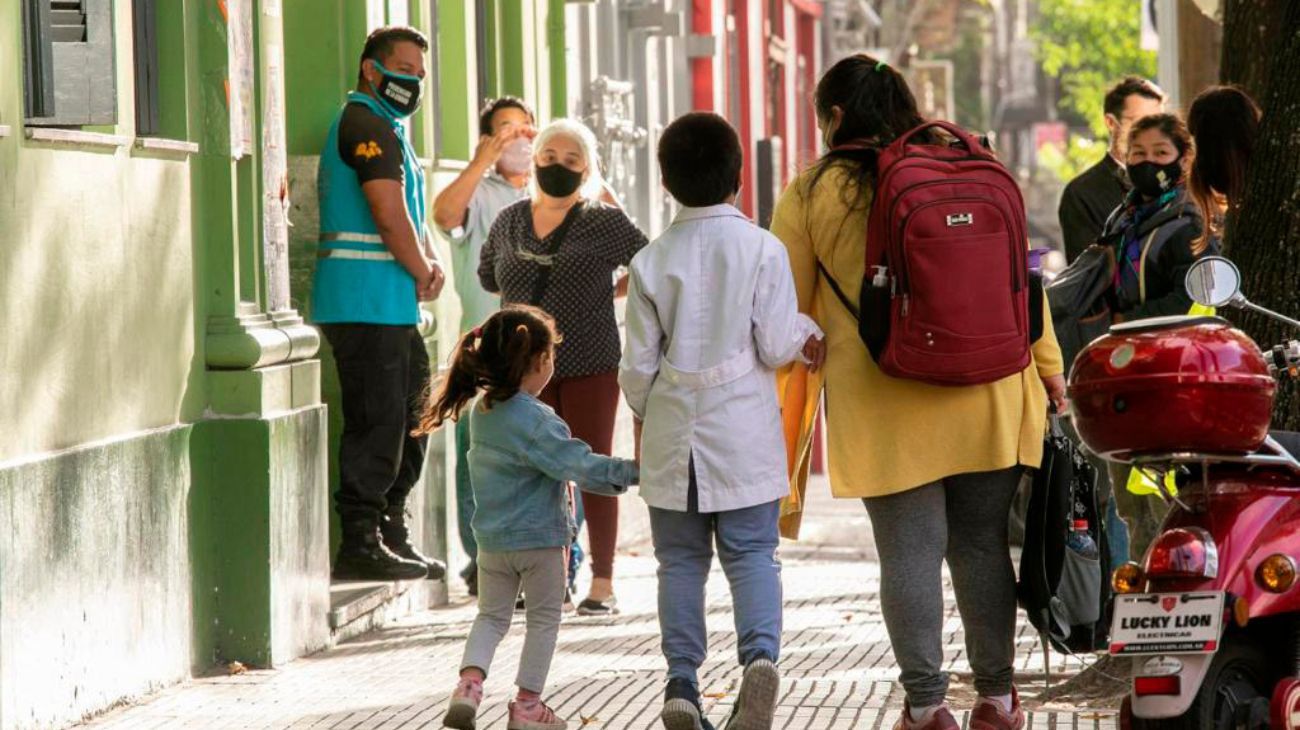 Las familias de chicos porteños que no asistan a la escuela perderán los planes sociales