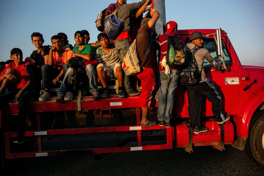 Trump firma decreto que restringe solicitud de asilo a migrantes