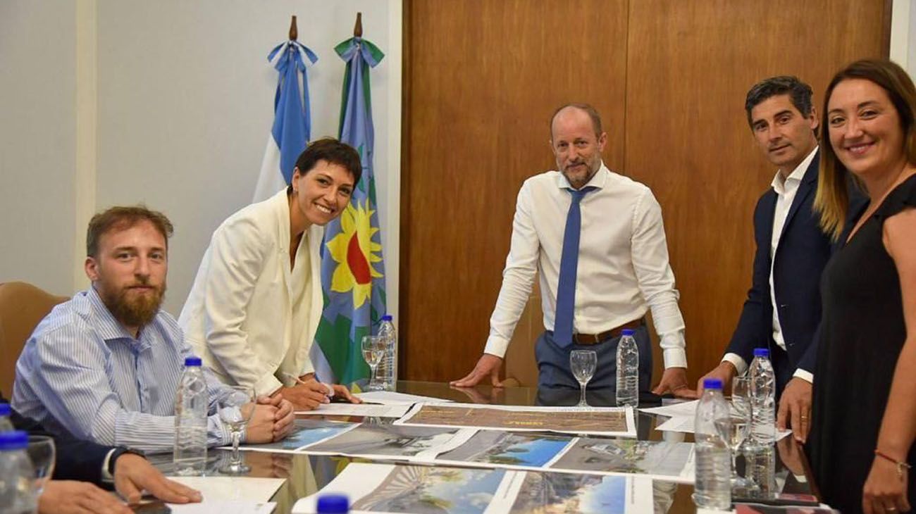 Mayra Mendoza y Martín Insaurralde firmaron el convenio para la repavimentación y puesta en valor de la tradicional Avenida Pasco
