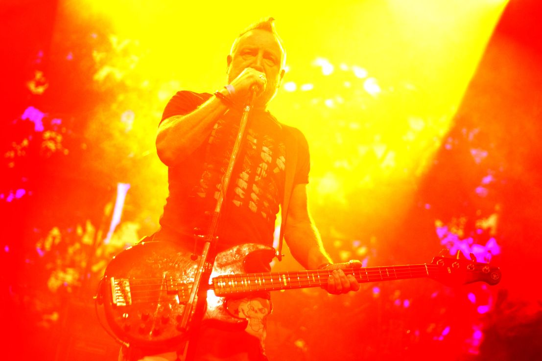 Fotos | Peter Hook brindó un show a pura luz en la Argentina