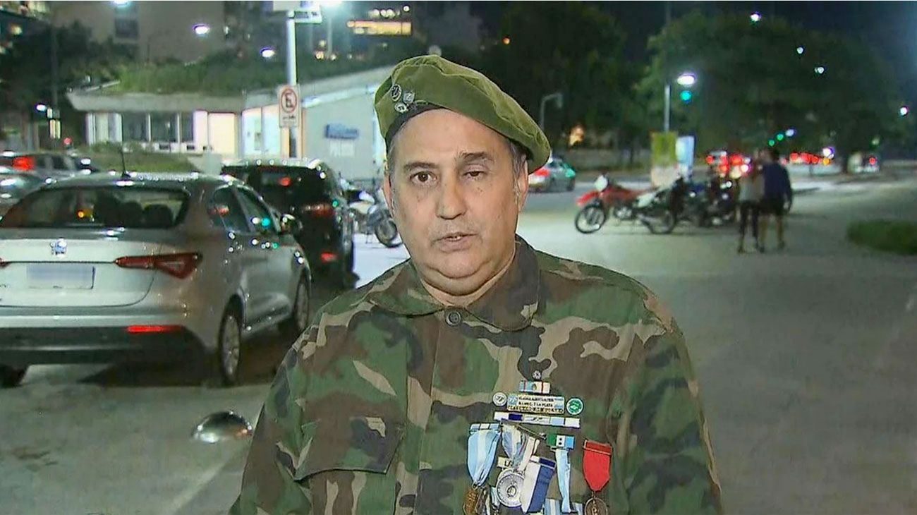 El exsoldado de Malvinas recuperó el casco que le salvó la vida