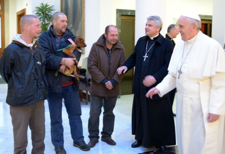 El modesto festejo de los 77 años del papa Francisco incluyó tango y mendigos