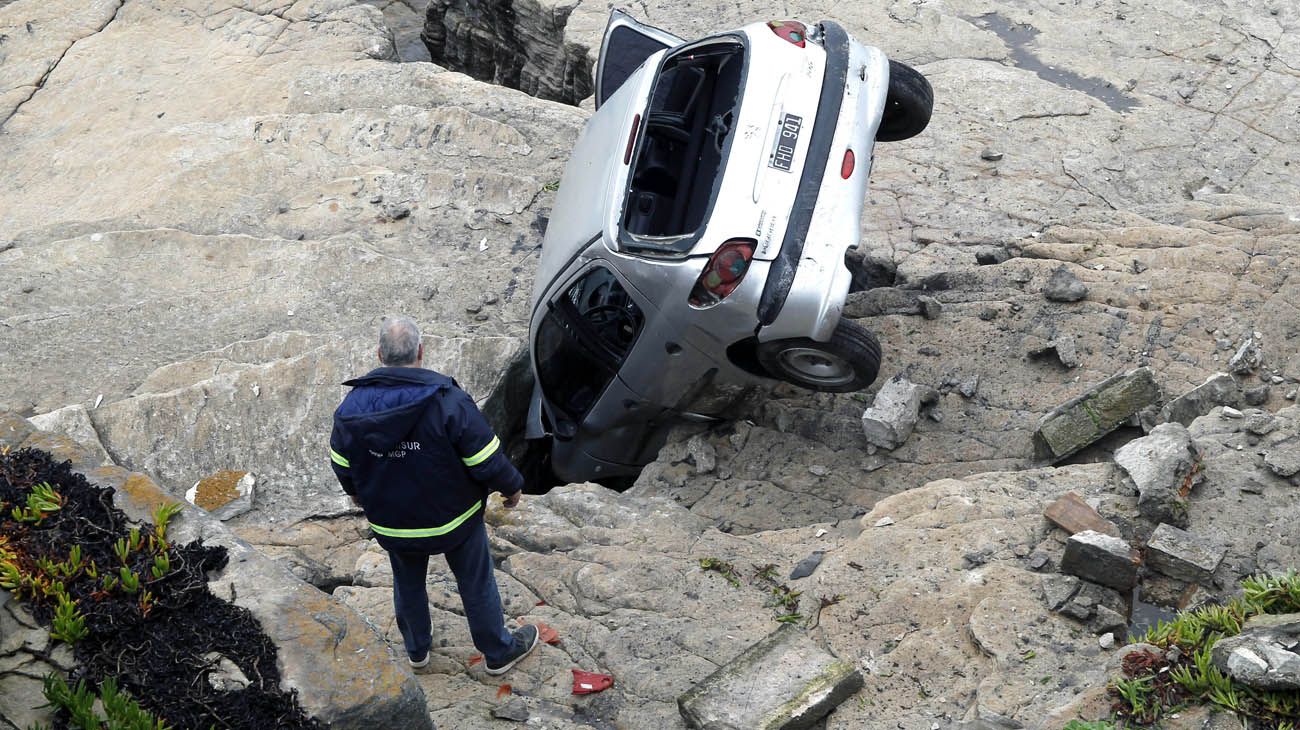 Mar del Plata: un auto se desbarrancó y cayó al vacío desde seis metros