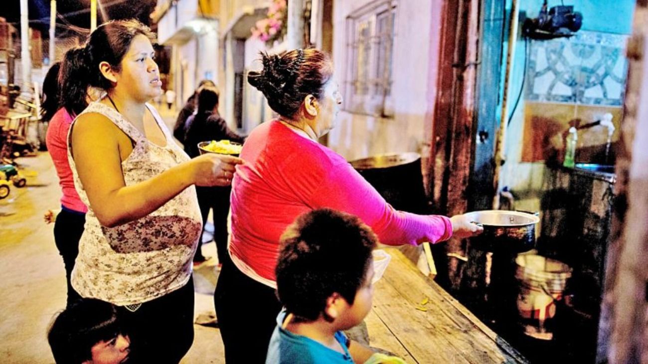 Coronavirus: la caída económica dispara demanda de alimentos en comedores populares