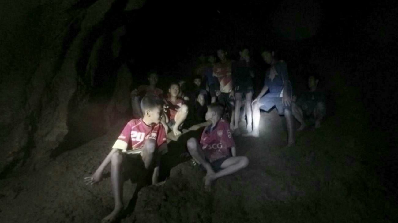 En absoluta oscuridad: el video del hallazgo de los niños tailandeses