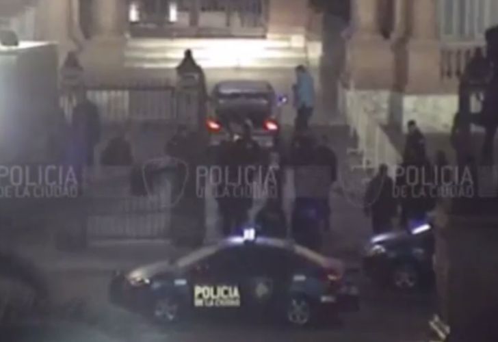 Alarma por otro auto frente a la Casa Rosada