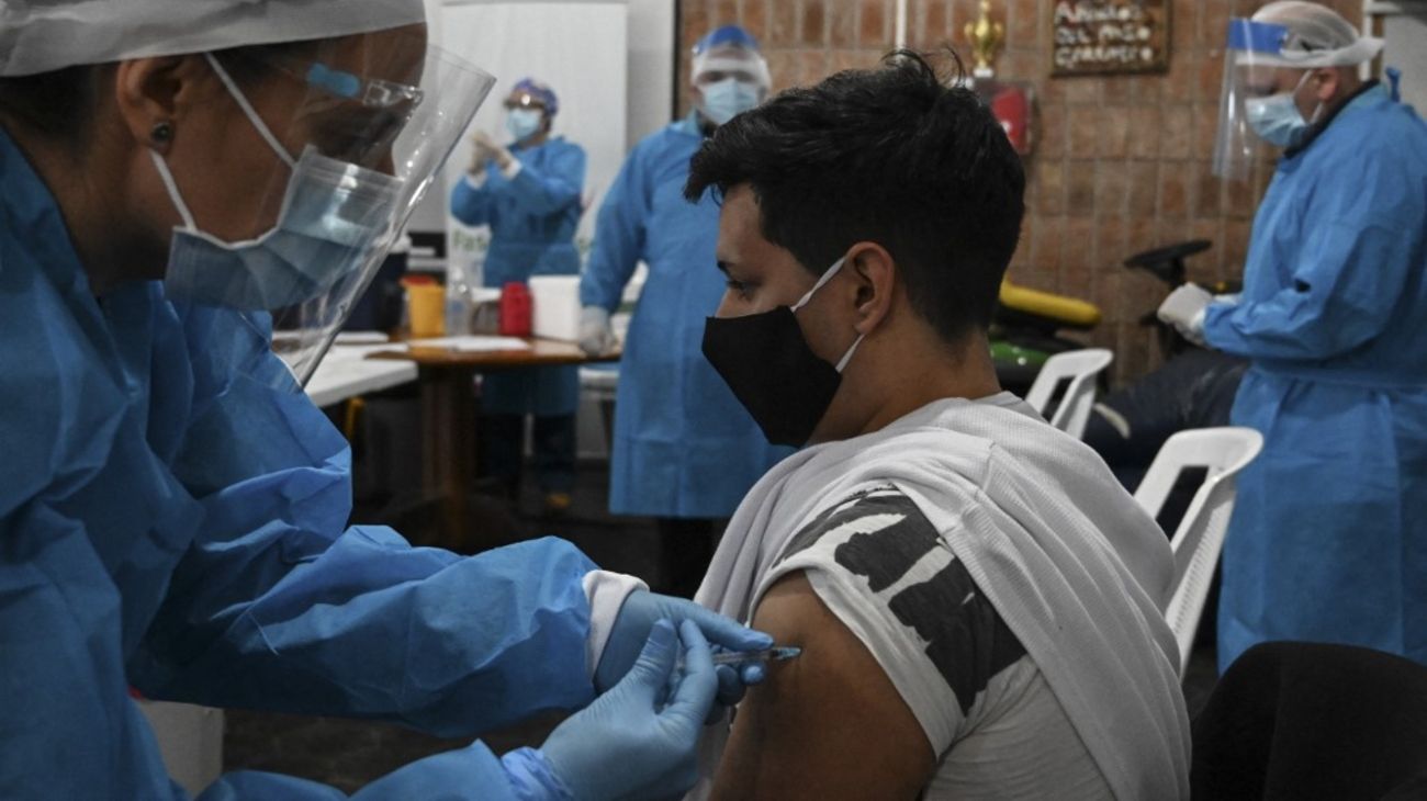 Uruguay vacunó al 52% de su población y comenzará a inocular a adolescentes de 12 a 18 años