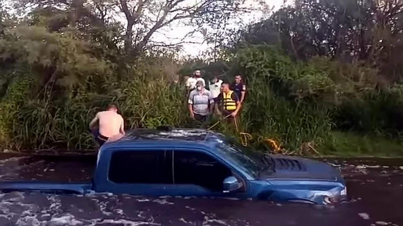 Video: rescataron a un hombre al que se lo llevaba el río Quilpo