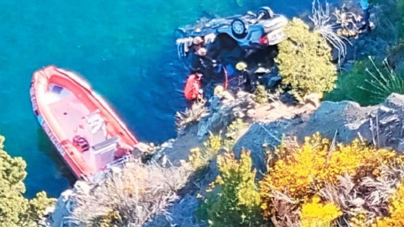 Un auto cayó al lago Lácar tras despistarse de la RN 40