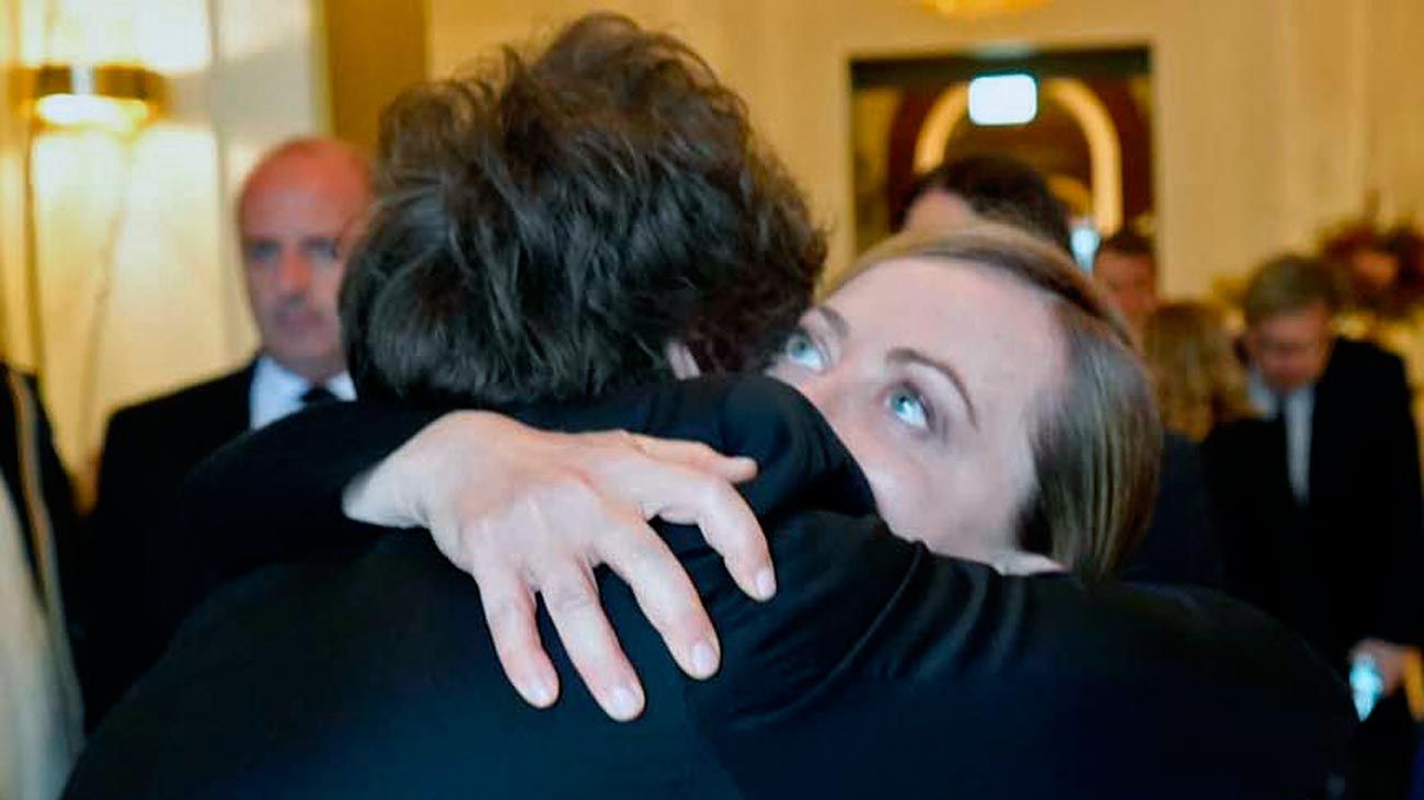 Tras el funeral, abrazos y almuerzo entre el Presidente y Meloni