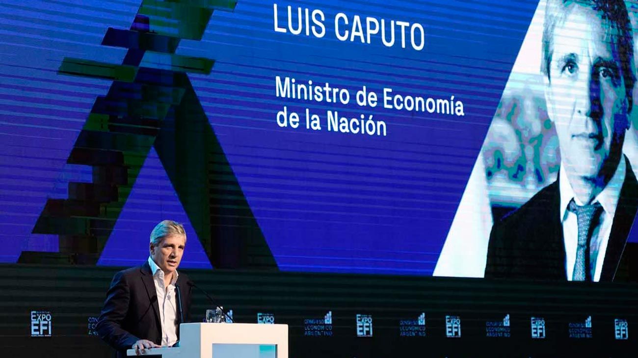 Tras intentos fallidos, Caputo prepara medidas para fomentar el uso de dólares