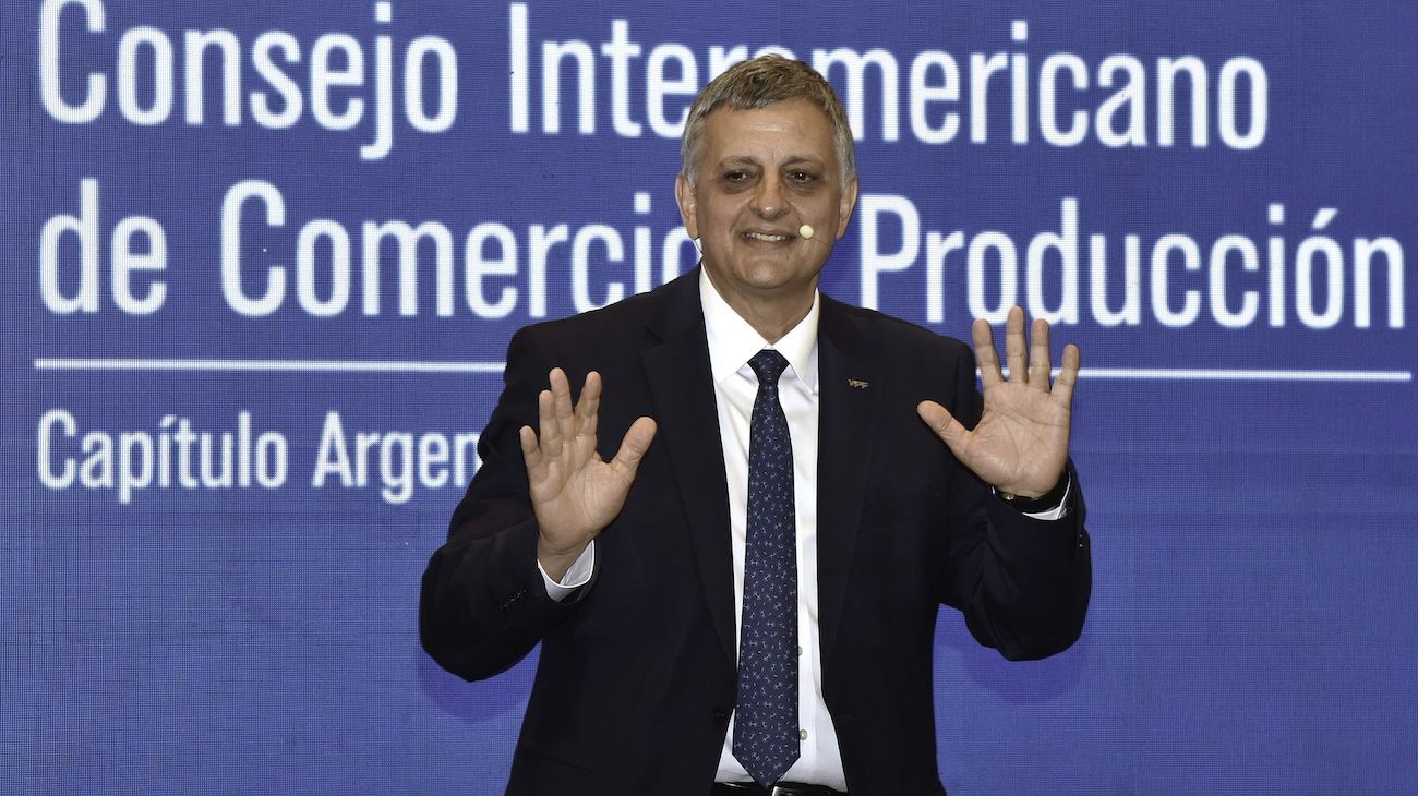 El presidente de YPF anunció que se pone en venta Metrogas por la caída del riesgo país