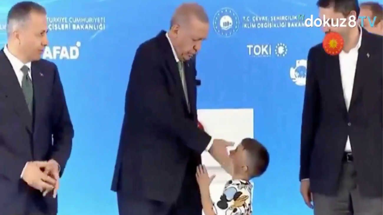 Video: el presidente de Turquía cacheteó a un niño que no lo saludó con un beso en la mano
