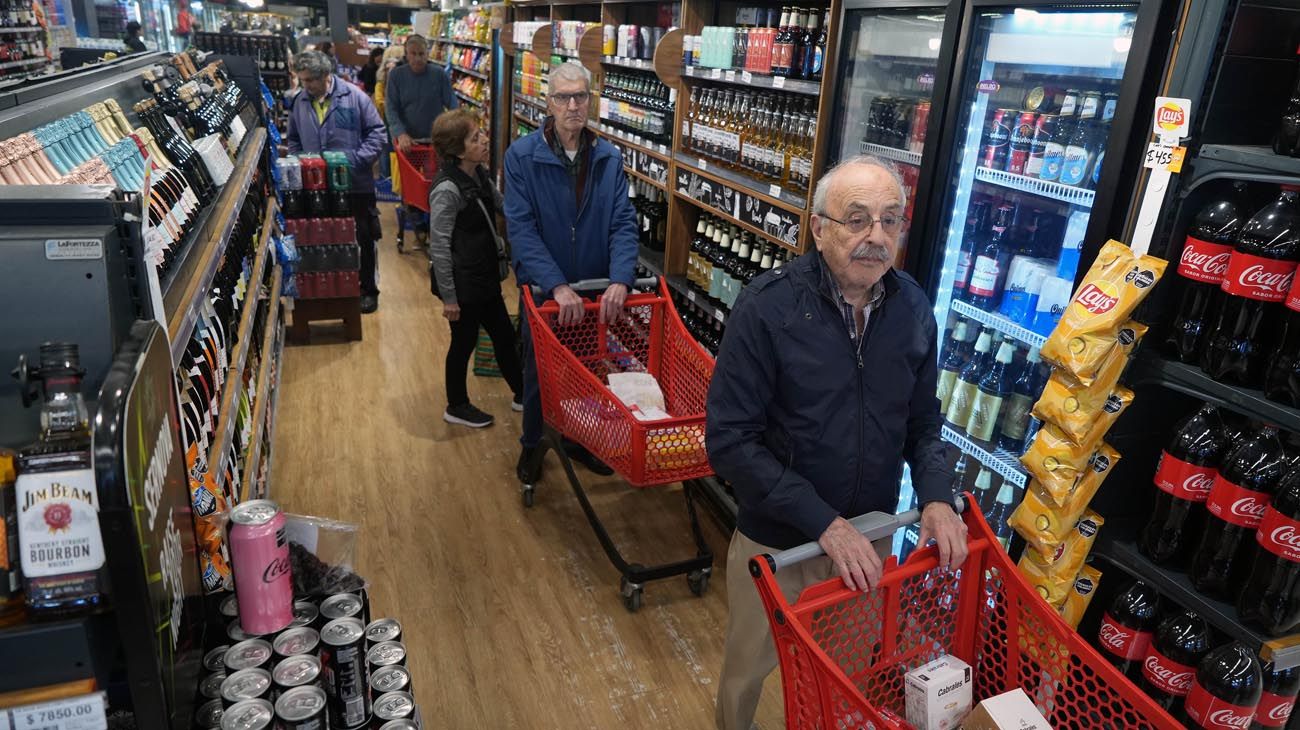 El Gobierno prepara medidas para pagar en cuotas con tarjetas de crédito en dólares