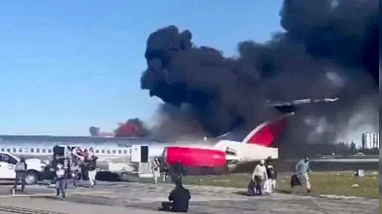"Pensé que iba a morir": estremecedores videos del avión que se incendió en Miami con 130 pasajeros