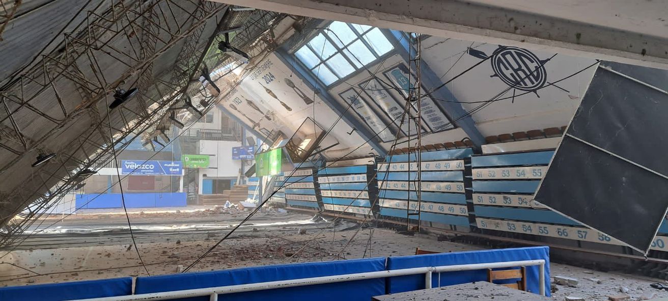 Club Regatas Corrientes: se derrumbó el techo de la cancha de básquet y las actividades están suspendidas