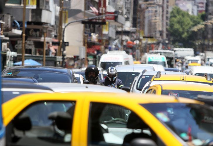 Una mujer se tiró de un taxi en movimiento para evitar que abusaran de ella