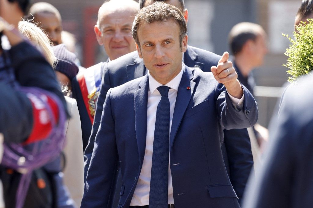 Luego de ser reelecto, Emmanuel Macrón fue atacado a tomatazos en un mercado francés