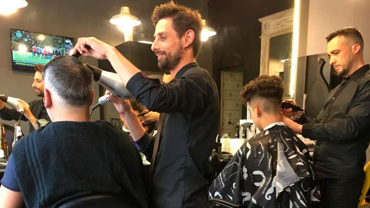 Cortan el pelo gratis: el ingenioso método de una peluquería para enfrentar la crisis