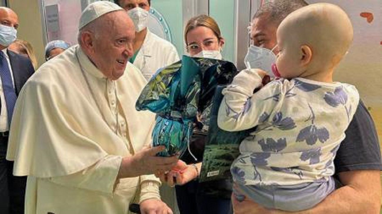 El papa Francisco bautizó un nene y repartió huevos de pascua en el hospital