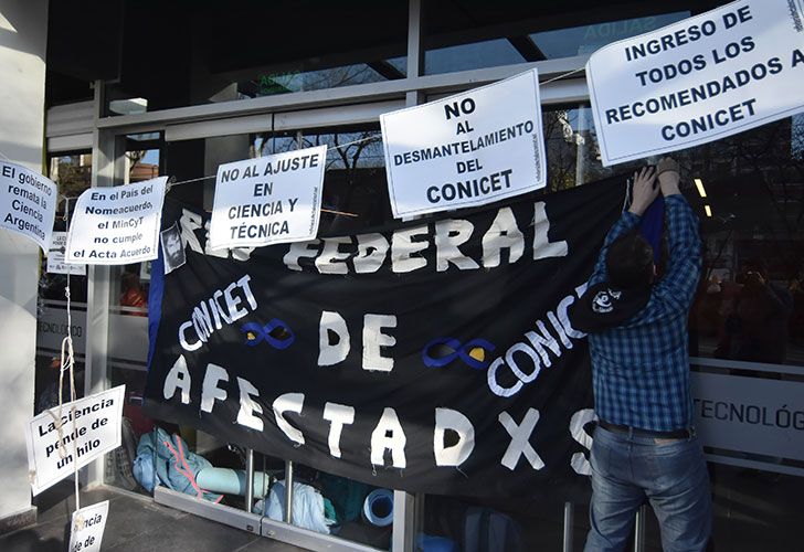 Conflicto en el Conicet: investigadores tomaron el Ministerio de Ciencia