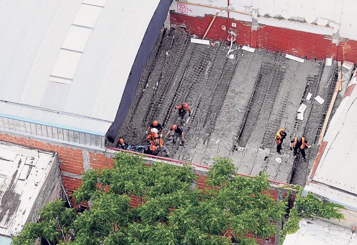 Dos muertos por el derrumbe de una losa en un garage en Barracas