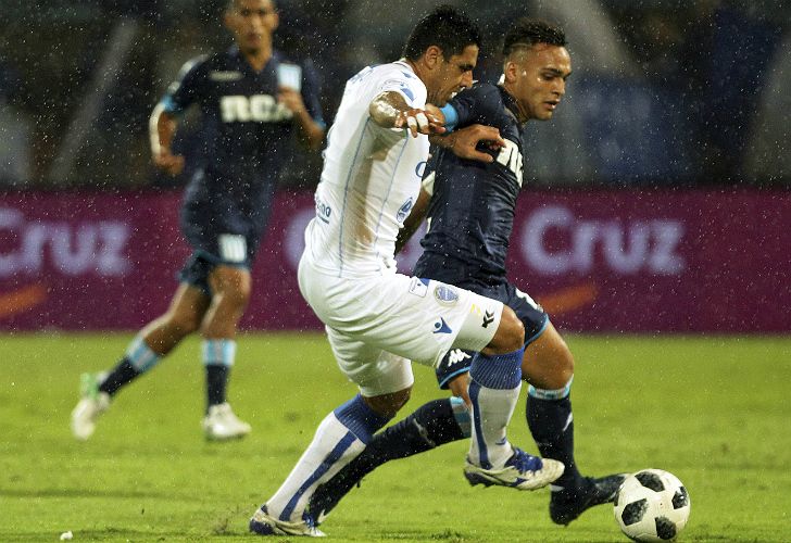 Bajo la lluvia y en el último minuto, Racing venció 2-1 a Godoy Cruz en Mendoza