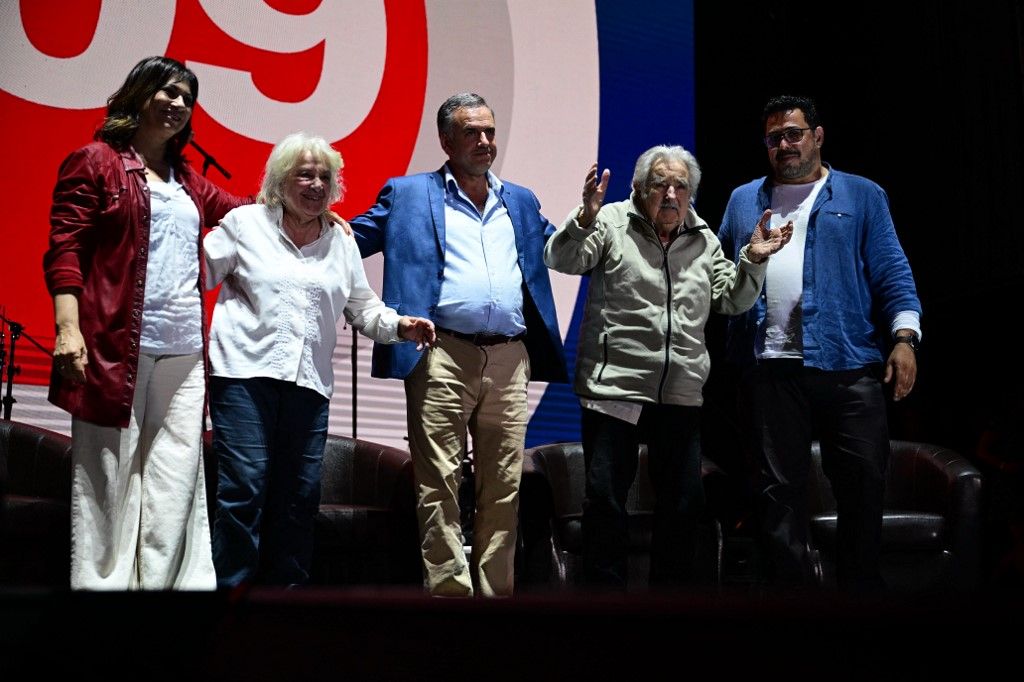 Yamandú Orsi, el profesor de historia que busca la presidencia con el apoyo de un frágil pero vigente Pepe Mujica