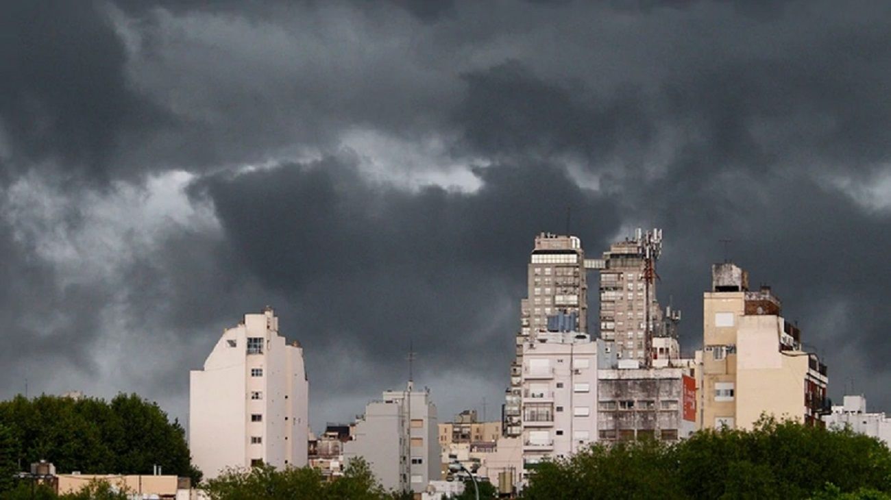 Por las tormentas en el AMBA, se suspendieron 60 vuelos y hay árboles caídos