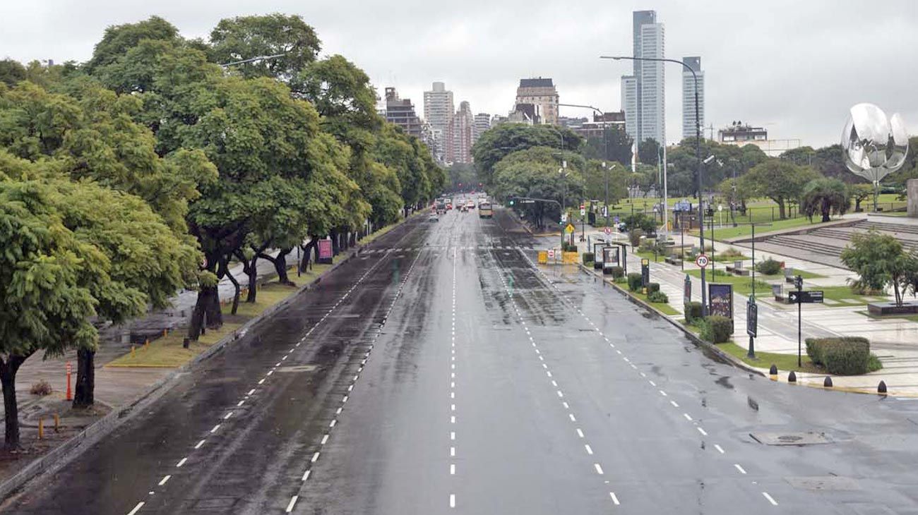Poco tránsito y fuertes controles, postales del primer día de fase dura