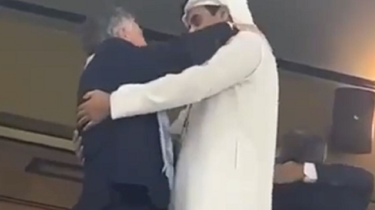 Festejos: Mauricio Macri se fundió en un abrazo con el emir de Qatar