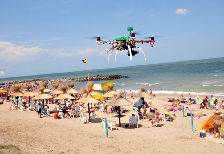 Usan drones para custodiar a los turistas en las playas