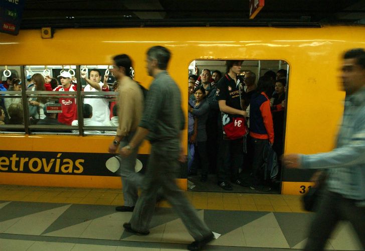 Abren molinetes del subte como protesta